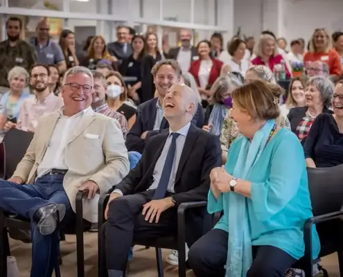 V.l.n.r.: AMS-Landesgeschäftsführerin Jacqueline Beyer, Landeshauptmann-Stellvertreter Dr. Heinrich Schellhorn, Bundesminister Univ.-Prof. Dr. Martin Kocher, Mag. Ernestine Harrer, Geschäftsführerin der anderskompetent gmbh und die zahlreichen Gäste bei der offiziellen Eröffnung der Roittnerstraße von frauenanderskompetent.