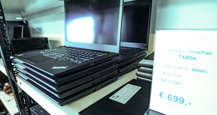 gebrauchte Laptops im Verkaufsregal von PC-OK