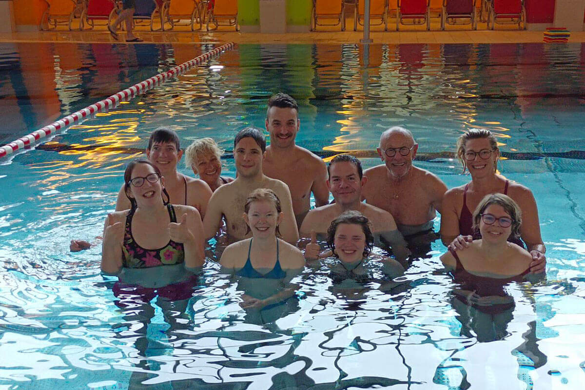 Bewohnerinnen und Bewohner von wohnenanderskompetent mit den TrainerInnen der Schwimmschule Pinzgau im Hallenbad Zell am See