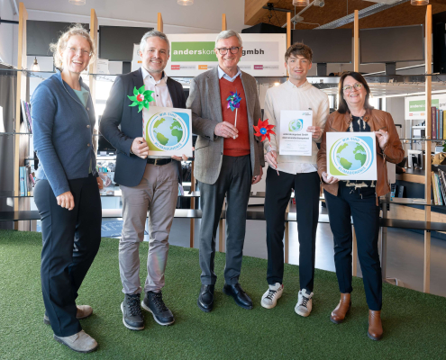 Freuen sich über die Nachhaltigkeits-Auszeichnung (v.l.n.r): Mag.a (FH) Brigitte Drabeck, Geschäftsführerin Klimabündnis Salzburg, Mag. Wolfgang Katsch, Geschäftsführer anderskompetent gmbh, Bürgermeister Dipl.-Ing. Harald Preuner, Maximilian Brugger, Nachhaltigkeitsbeauftragter der anderskompetent gmbh und Hilde Wanner, WirtschaftsService der Stadt Salzburg. © Killer/Stadt Salzburg
