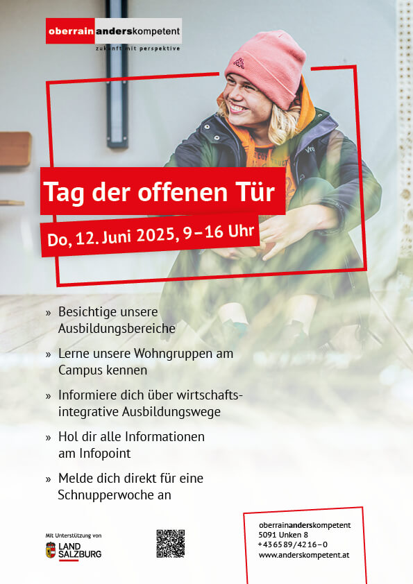 Junge Frau mit Mütze sitzt lächelnd vor Gebäude, Tag der offenen Tür, arbeit und teilhabe