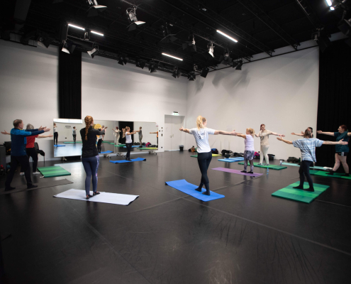 Mitarbeitende machen Gymnastik auf Matten, gesundes Angebot für Inklusion und Teilhabe Salzburg