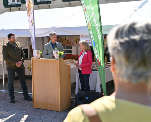 Podium mit Rednern auf inklusiver Outdoor-Veranstaltung von anderskompetent in Salzburg