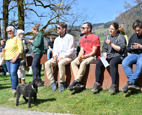 Menschen und Hund genießen Sonnenschein bei inklusiver Veranstaltung von anderskompetent Salzburg