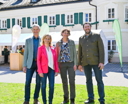 Vier Personen vor dem anderskompetent-Standort, Frühlingsfest, soziale Inklusion in Salzburg