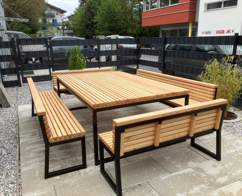 große Terrassengarnitur mit Metallgestell und Holzauflage