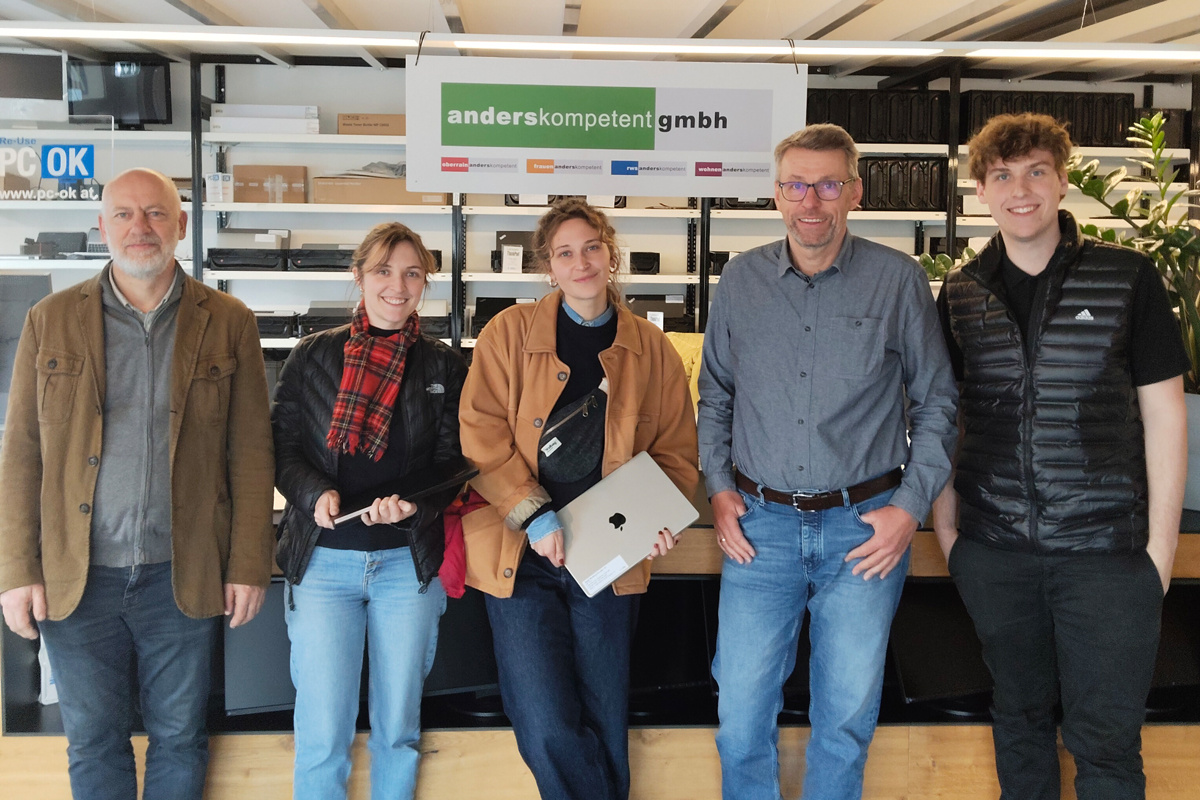 Mitarbeitende von Emmaüs Connect und PC-OK im Gespräch über Qualifizierung und Teilhabe