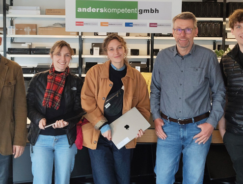 Mitarbeitende von Emmaüs Connect und PC-OK im Gespräch zu sozialer Arbeitsmarktintegration