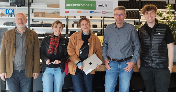 Mitarbeitende von Emmaüs Connect und PC-OK im Gespräch zu sozialer Arbeitsmarktintegration
