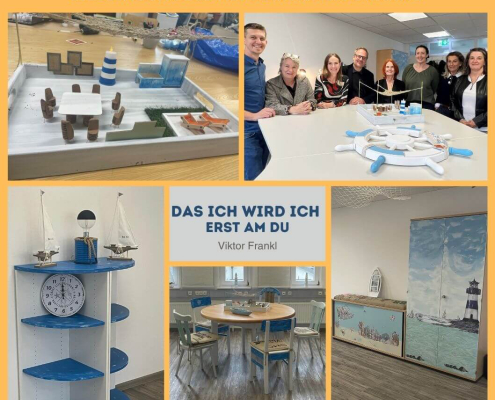 Collage aus Fotos vom Kreativraum zeigt das Modell des Kreativraums, ein Regal mit blauen Brettern, einen Schrank mit Leuchtturm auf der Front und eine maritim gestaltete Sitzgruppe.